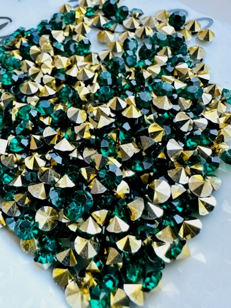 Mörkgröna rhinestones av resin, diamantslipade, 4mm (5g)
