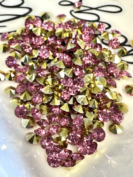 Mörkrosa rhinestones av resin, diamantslipade, 4mm (5g)