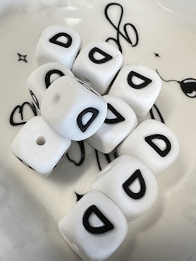 D, Bokstavspärlor av silikon, vit, 12mm, säkra för bebis (3st)