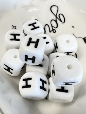 H, Bokstavspärlor av silikon, vit, 12mm, säkra för bebis (3st)