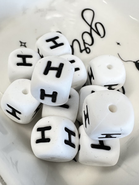 H, Bokstavspärlor av silikon, vit, 12mm, säkra för bebis (3st)