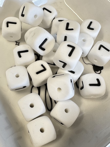 L, Bokstavspärlor av silikon, vit, 12mm, säkra för bebis (3st)