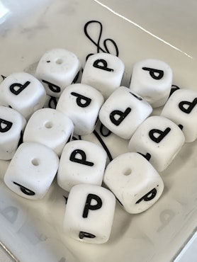 P, Bokstavspärlor av silikon, vit, 12mm, säkra för bebis (3st)