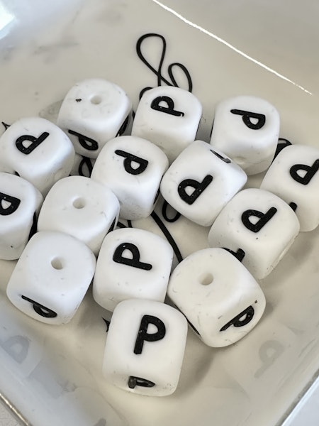P, Bokstavspärlor av silikon, vit, 12mm, säkra för bebis (3st))