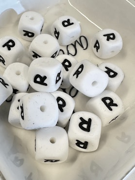 R, Bokstavspärlor av silikon, vit, 12mm, säkra för bebis (3st)