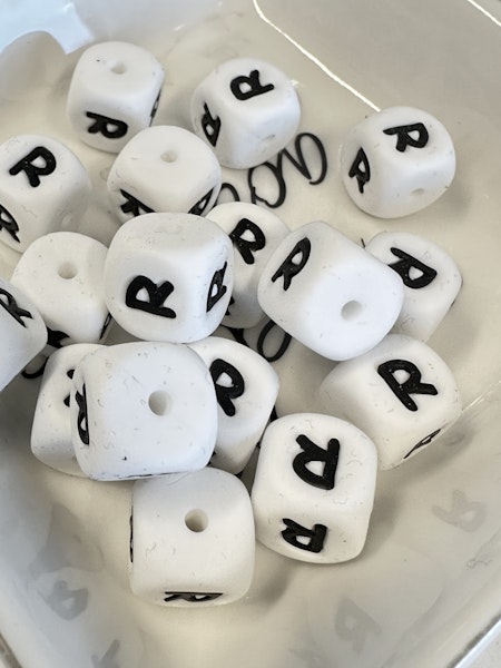 R, Bokstavspärlor av silikon, vit, 12mm, säkra för bebis (3st)