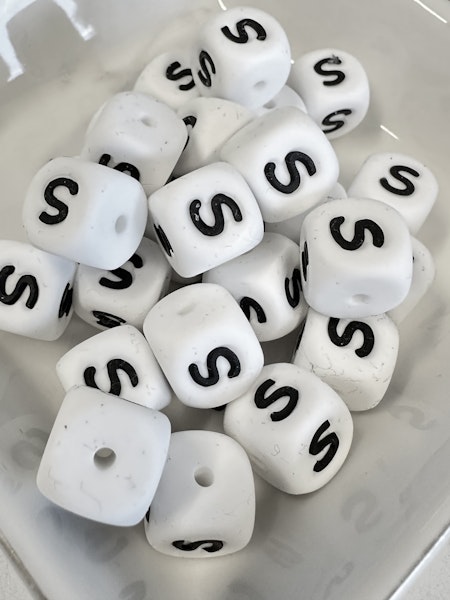 S, Bokstavspärlor av silikon, vit, 12mm, säkra för bebis (3st)
