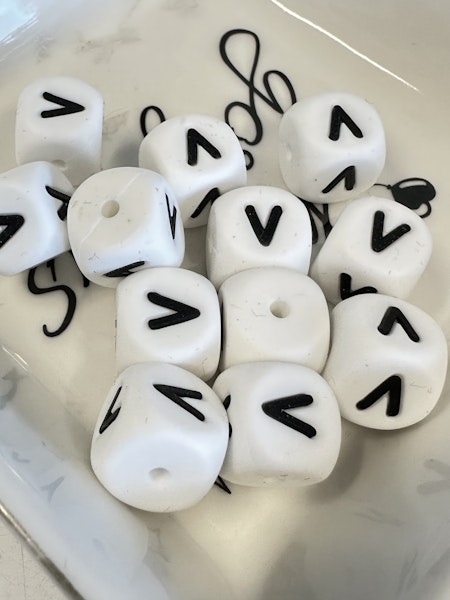 V, Bokstavspärlor av silikon, vit, 12mm, säkra för bebis (3st)