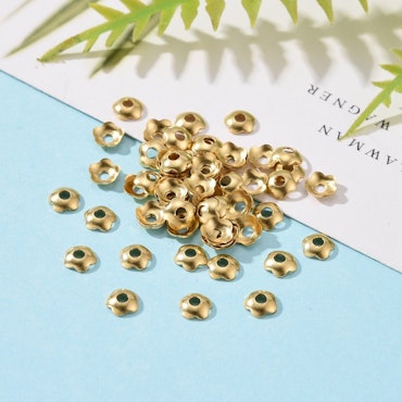 Pärlhatt, blomma i antik guld, 4mm (100st)