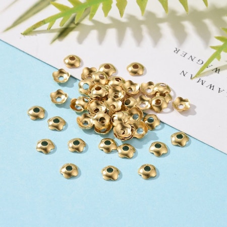 Pärlhatt, blomma i antik guld, 4mm (100st)
