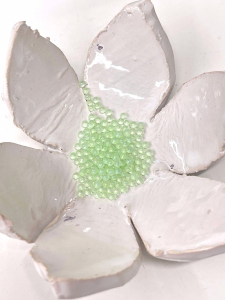 Glaspärlor utan hål, 2mm, gröna caviar beads (20g, ca 1250st)