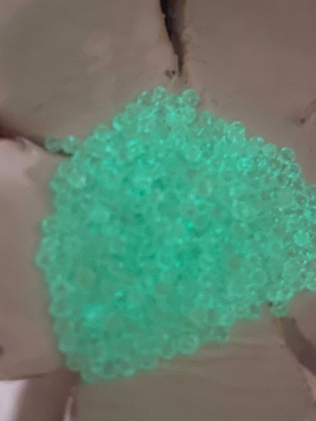 Glaspärlor utan hål, 2mm, gröna caviar beads (20g, ca 1250st)