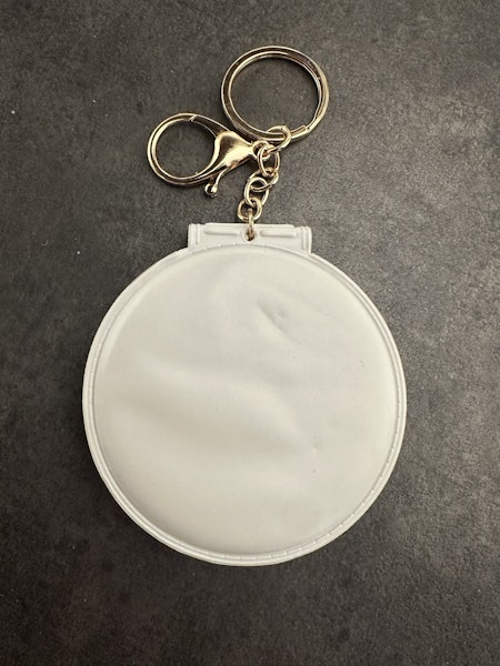 Vit spegel med nyckelring att fluffa