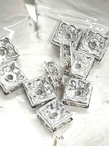 Fyrkantiga strasspärlor, 8mm, raka, silver, mässing (10st)