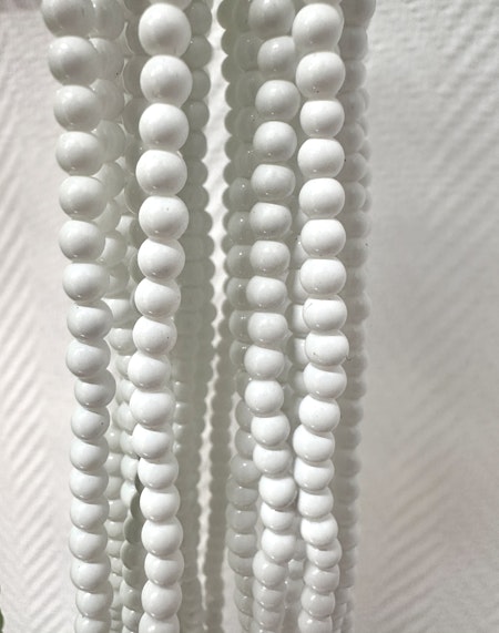 Sträng med glaspärlor, 4mm, vit, baking paint (200st)
