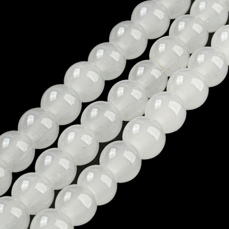 Sträng med glaspärlor, 6,5mm, jadeimitation, snow (ca140st)