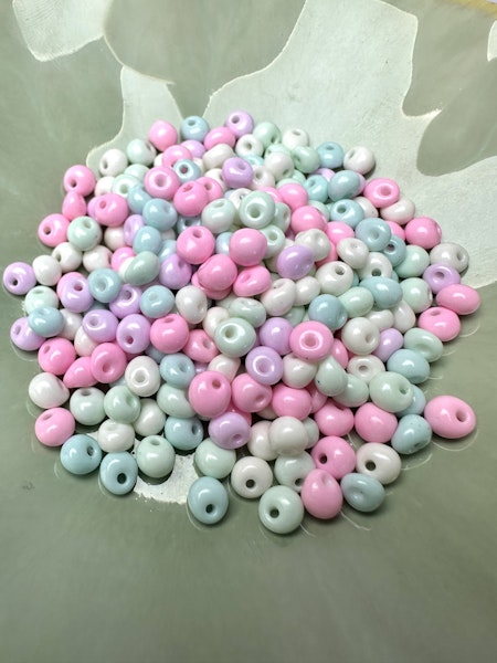 Pastellfärgade glaspärlor, irreguljära 4-5mm (250st)