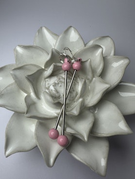 Pärla örhängen, rosa bas, 4cm (par)