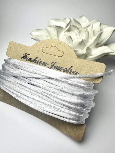 Vit satin rattail av polyester, 2mm (10 meter)