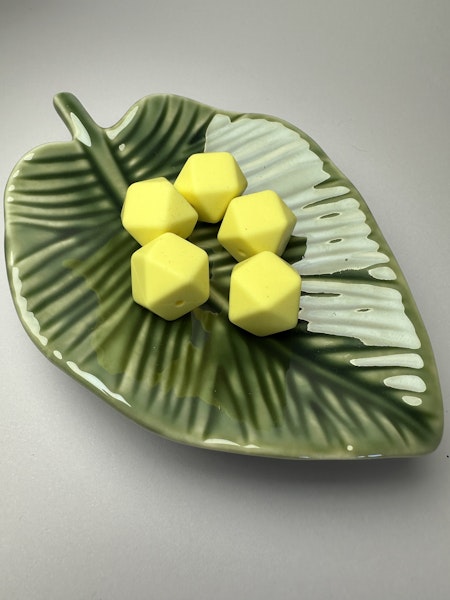 Hexagon av silikon, ljusgul, 17mm, säkra för bebis (5st)