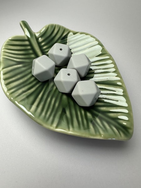 Hexagon av silikon, grå, 17mm, säkra för bebis (5st)