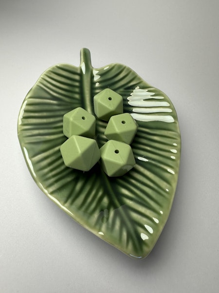 Hexagon av silikon, dusty green, 17mm, säkra för bebis (5st)