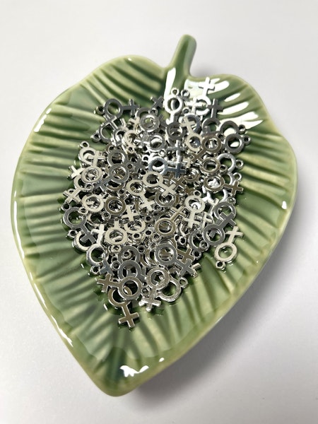 Storpack Kvinnosymbol, feminism, berlocker antik silver, 18mm (100st)