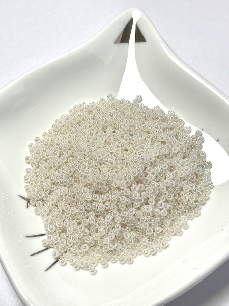 Seed beads av glas, skimrande cremevit 12/0 klass A, jämna, 2x1.5mm (20g)