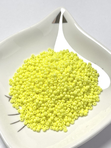 Seed beads av glas, 12/0 klass A, jämna gula, 2x1.5mm (20g)