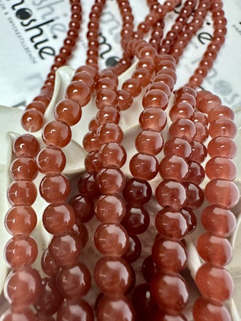 Sträng med glaspärlor, Jadeimitation, cola, 6,5mm (140st)