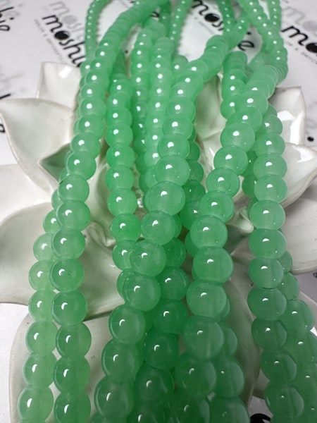 Sträng med glaspärlor, Jadeimitation, lime, 6,5mm (140st)