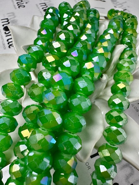 Sträng slipade glasrondeller, elektropläterad AB, green green grass, 10x8mm (65st)