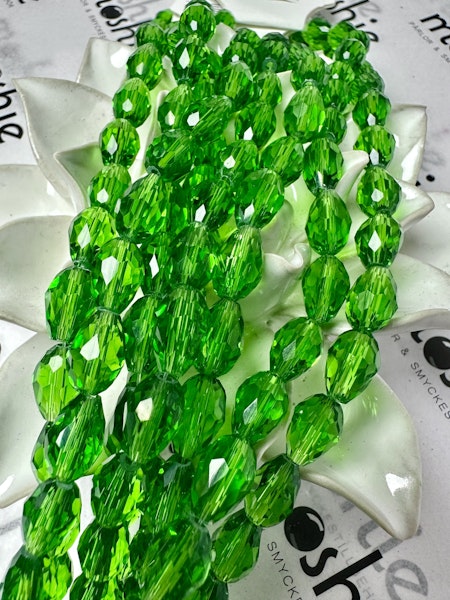 Sträng slipade droppar, green green grass, 11x8mm (58st)