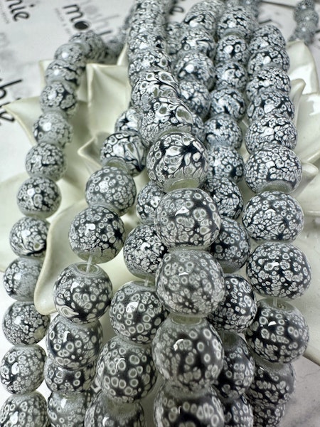 Sträng glaspärlor, black floral, 10mm (80st)
