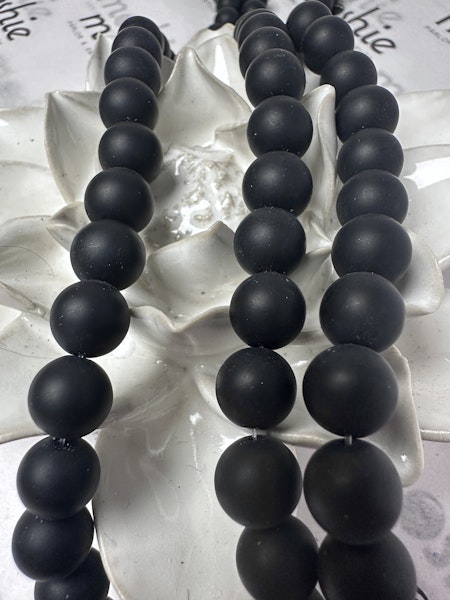 Sträng med frostade glaspärlor, black, 10mm (32st)