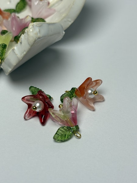 Handgjorda berlocker, blommor med löv, glas och akryl (10st)