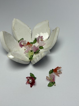 Handgjorda berlocker, blommor med löv, glas och akryl (10st)