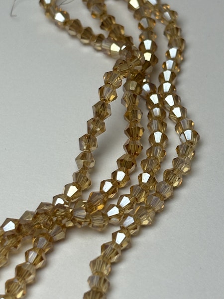 Sträng biconeslipade glaspärlor, Golden Rosé 4mm (ca 85st)