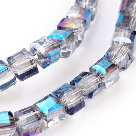 Sträng slipade kuber av glas, elektropläterade, steel blue, 4mm (95st)