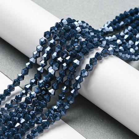 Sträng biconeslipade glaspärlor, prussian blue 4mm (ca 85st)