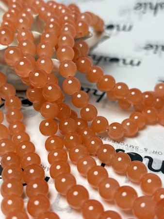 Sträng med glaspärlor, Jadeimitation, dovt orange, 8,5mm (100st)