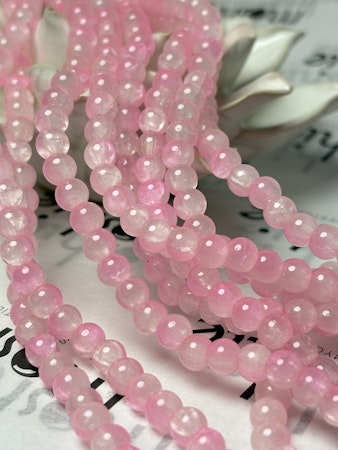 Sträng med dovt krackelerade jadeimitation av glas, rosa, 6mm (147st)