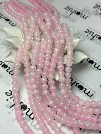 Sträng med dovt krackelerade jadeimitation av glas, rosa, 8mm (104st)