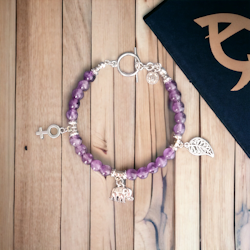 Armband med Ametister och silverfärgade berlocker