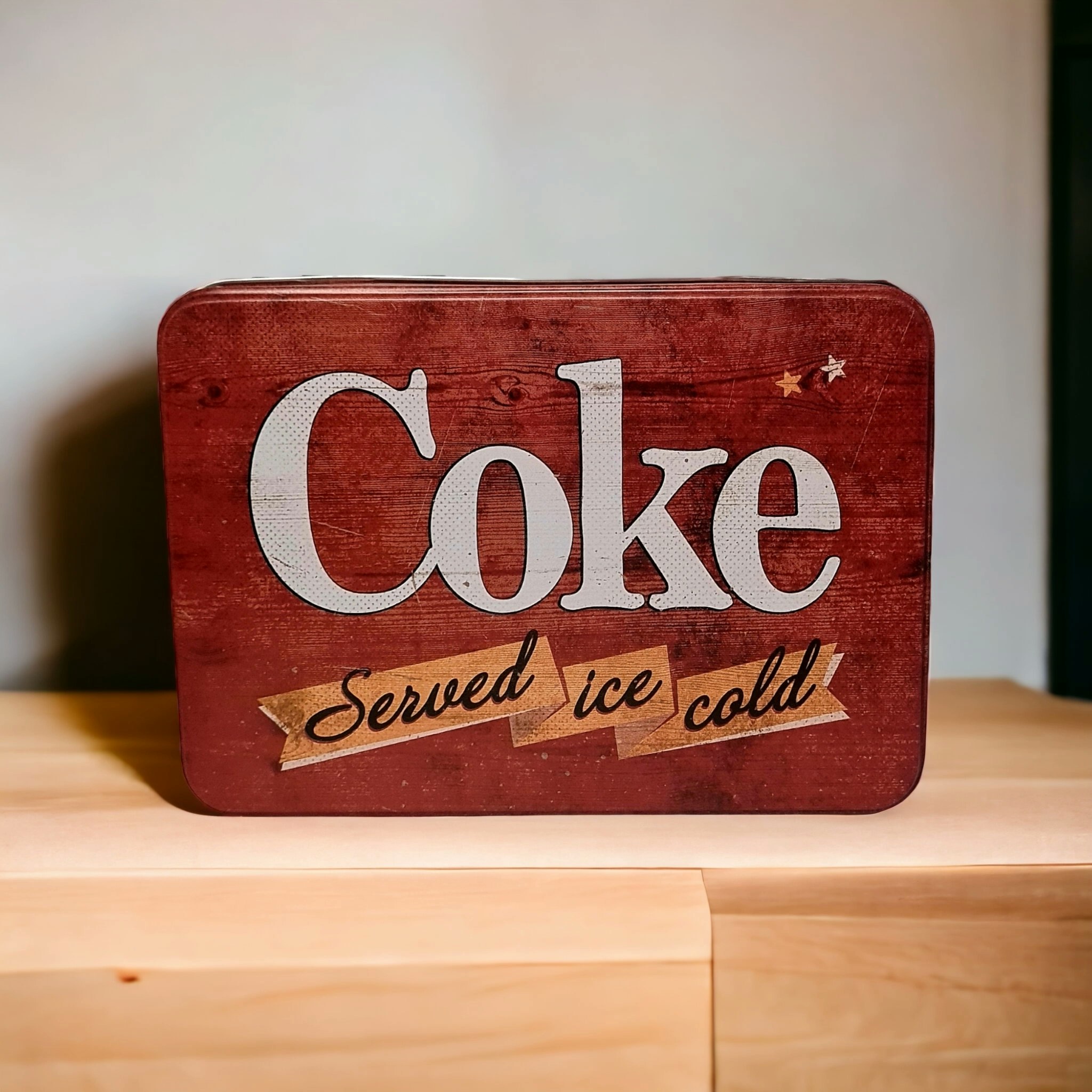 Plåtburk - Coca-Cola - 10 x 14 x 20 CM - www.bellebi.se