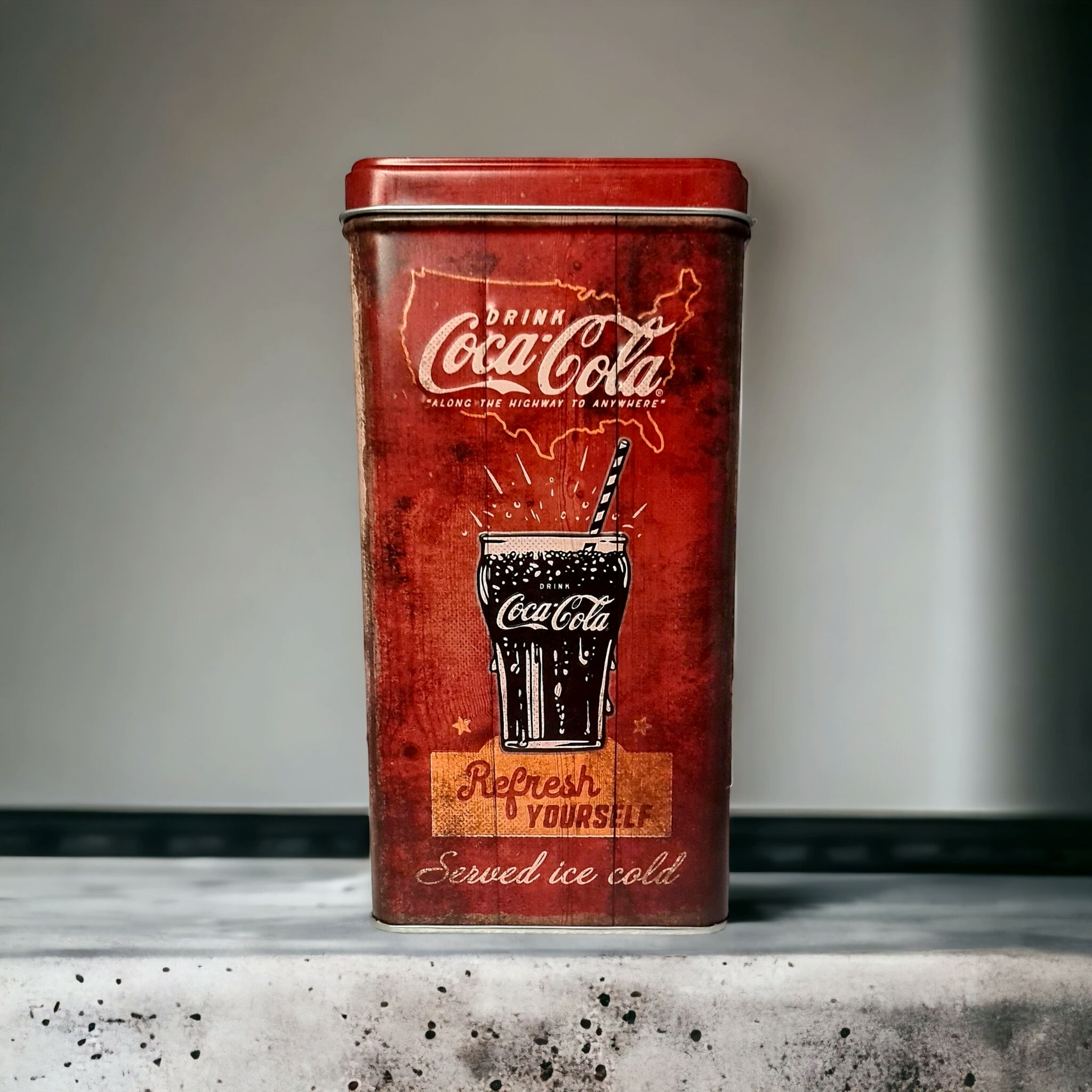 Plåtburk - Coca-Cola - 10 x 14 x 20 CM - www.bellebi.se