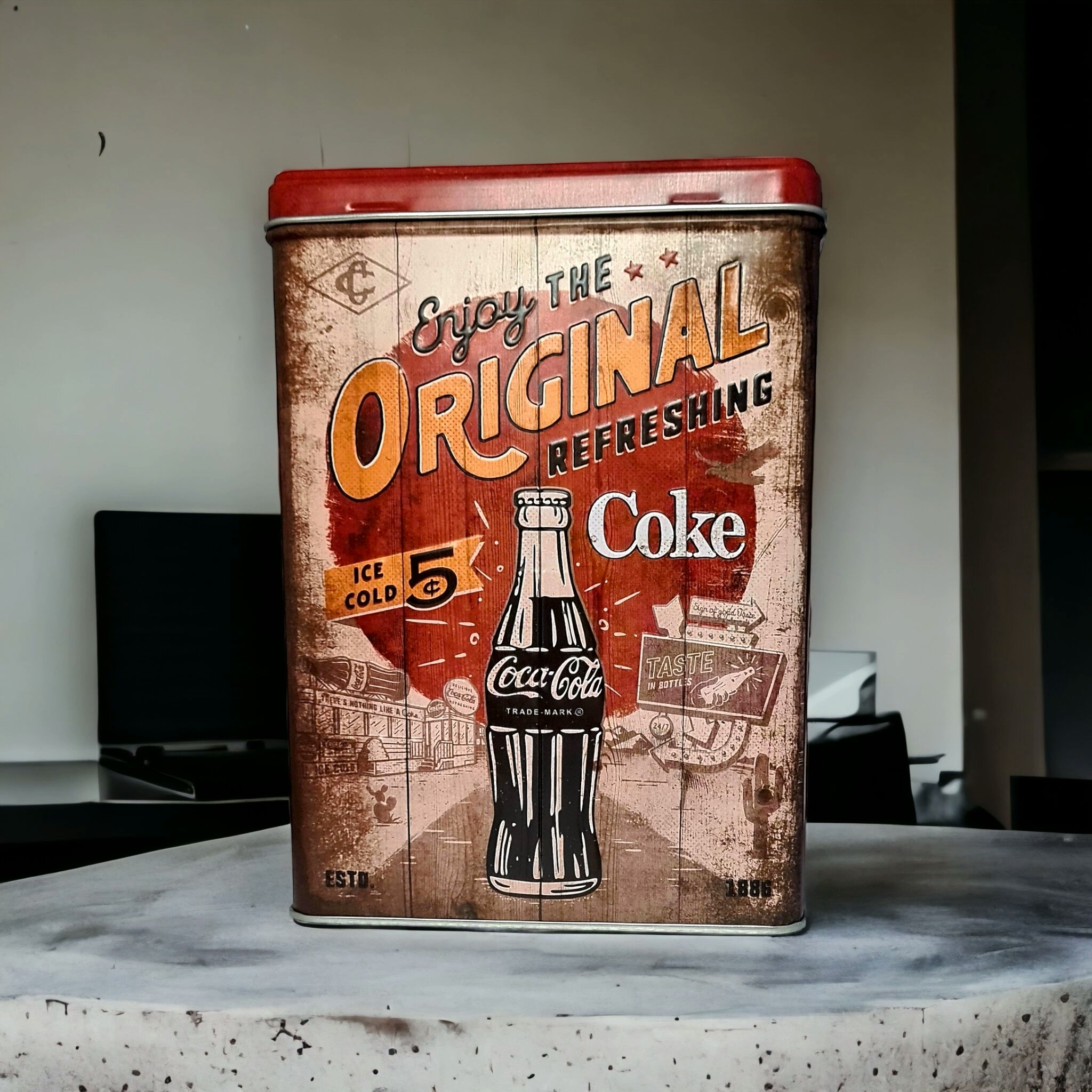 Plåtburk - Coca-Cola - 10 x 14 x 20 CM - www.bellebi.se