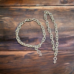 Armband med kvinnosymbol