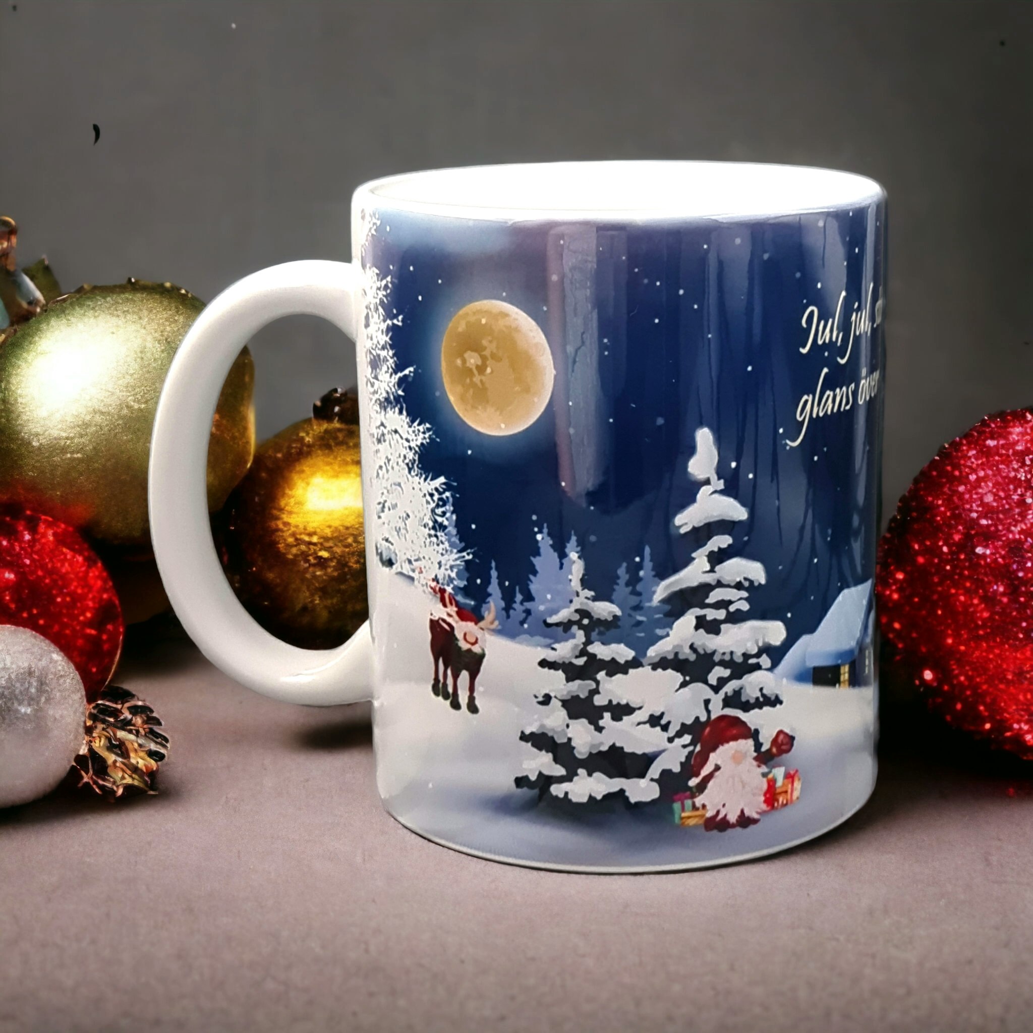 Mugg Jul julmotiv tomte text present - www.bellebi.se
