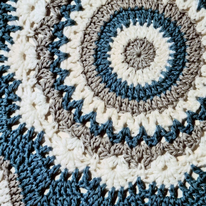 virkad rund duk mandala - bellebi.se